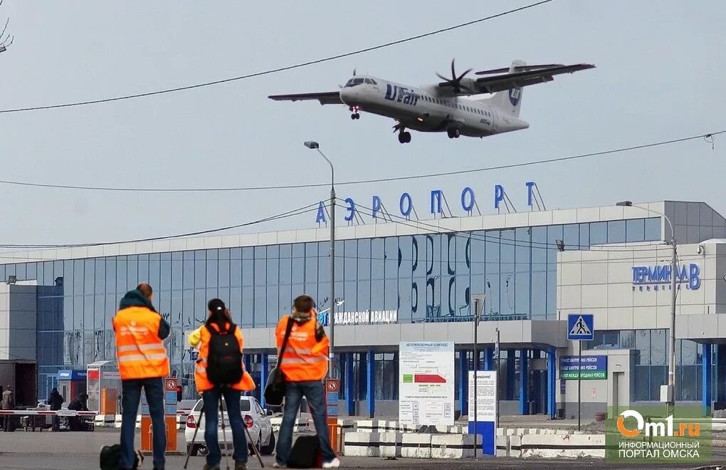 Сколько аэропортов в омске. Омск Центральный аэропорт. Омский аэропорт имени Карбышева. Аэропорт Омск самолеты. Старый Омский аэропорт.