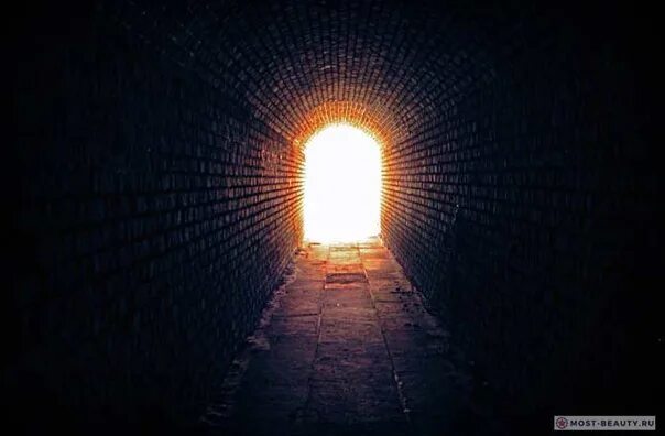 В конце тоннеля свет песня. Свет в конце тоннеля. Забрезжил свет в конце тоннеля. Свет в конце тоннеля рай. В конце туннеля яркий свет.