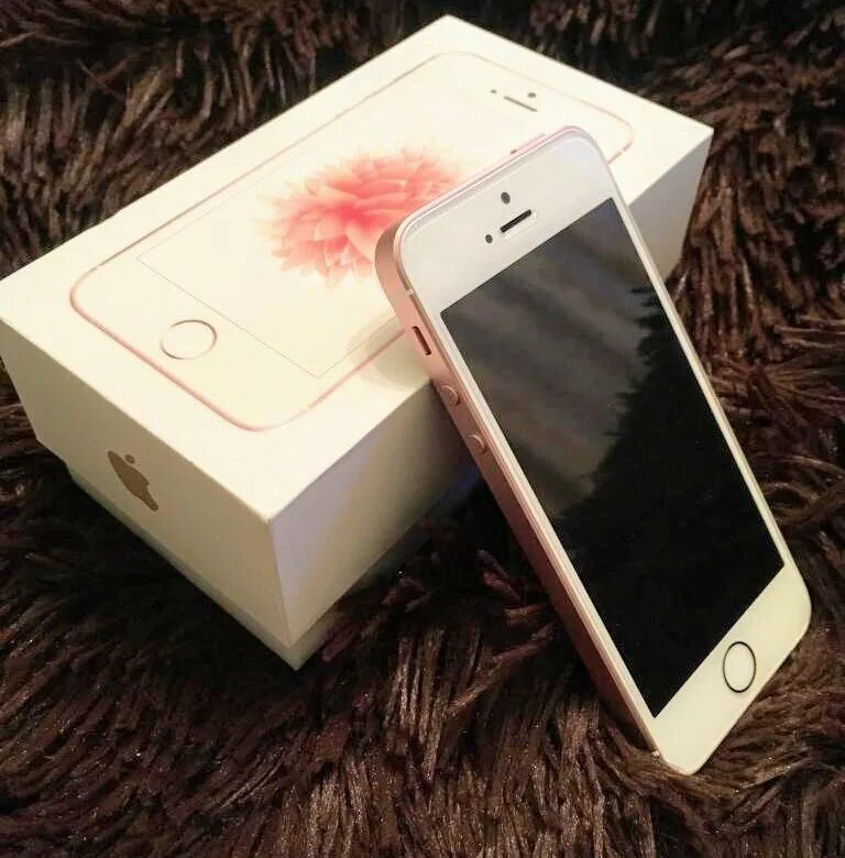 Apple se gold. Iphone se 32gb Rose Gold. Se Rose Gold 32. Iphone se 2020 Gold. Айфон se 2020 золотой.