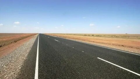 Дикасы бар былғары латекс маскасындағы қыз