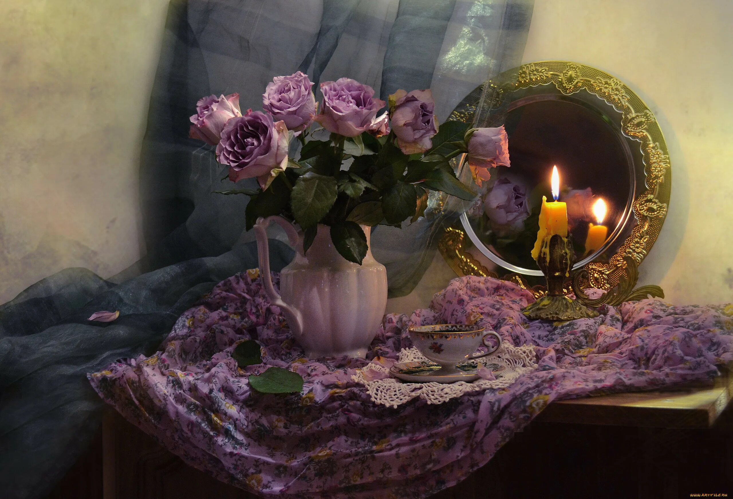 Цветы отражаются в зеркале. Уютный натюрморт. Вечерний натюрморт. Уютного вечера. Натюрморт с розами.