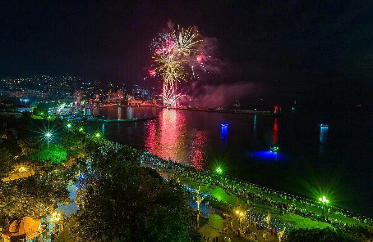 день ялты. набережная ялты 2022. день ялты. день города ялта. день города ялта салют 2022.