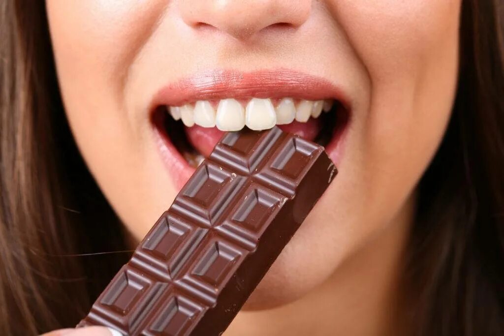Можно ли батончик. Полезный шоколад. Сладости и зубы. Сладкое и зубы. Сладости вредные для зубов.