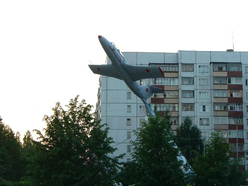 Самолет какой район. Ульяновск монумент "самолет" Туполева. Самолет памятник Ульяновск l29 Туполева. Проспект Туполева памятник самолет. Памятник самолёт л-29 Ульяновск.