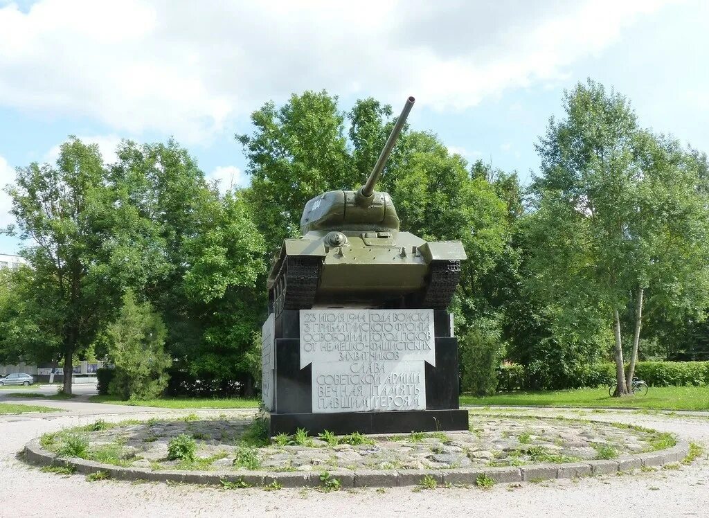 Псков ул 128 стрелковой дивизии. Танк т 34 памятник освободителям пскова. танк т34 псков. памятник танка т 34 псков. памятник освободителям пскова.