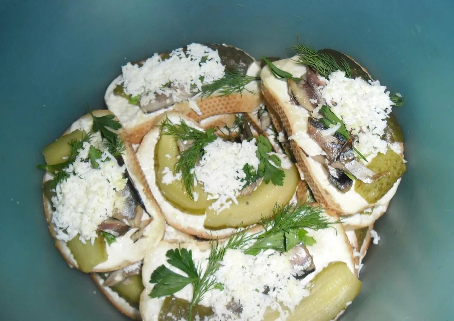 Яйца фаршированные шпротами. Брускетты со шпротами. Бутерброды со шпротами и творожным сыром. Бутерброды со шпротами и творожным сыром. Брускетта со спаржей.