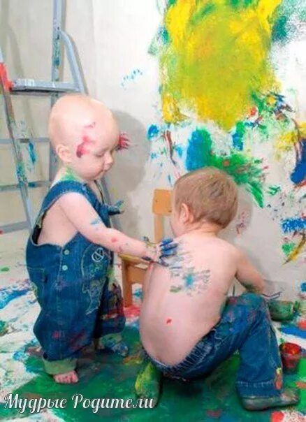 Ребенок изрисовал. Рисуем с детьми. Краски для детей. Малыш в краске. Дети перемазанные краской.