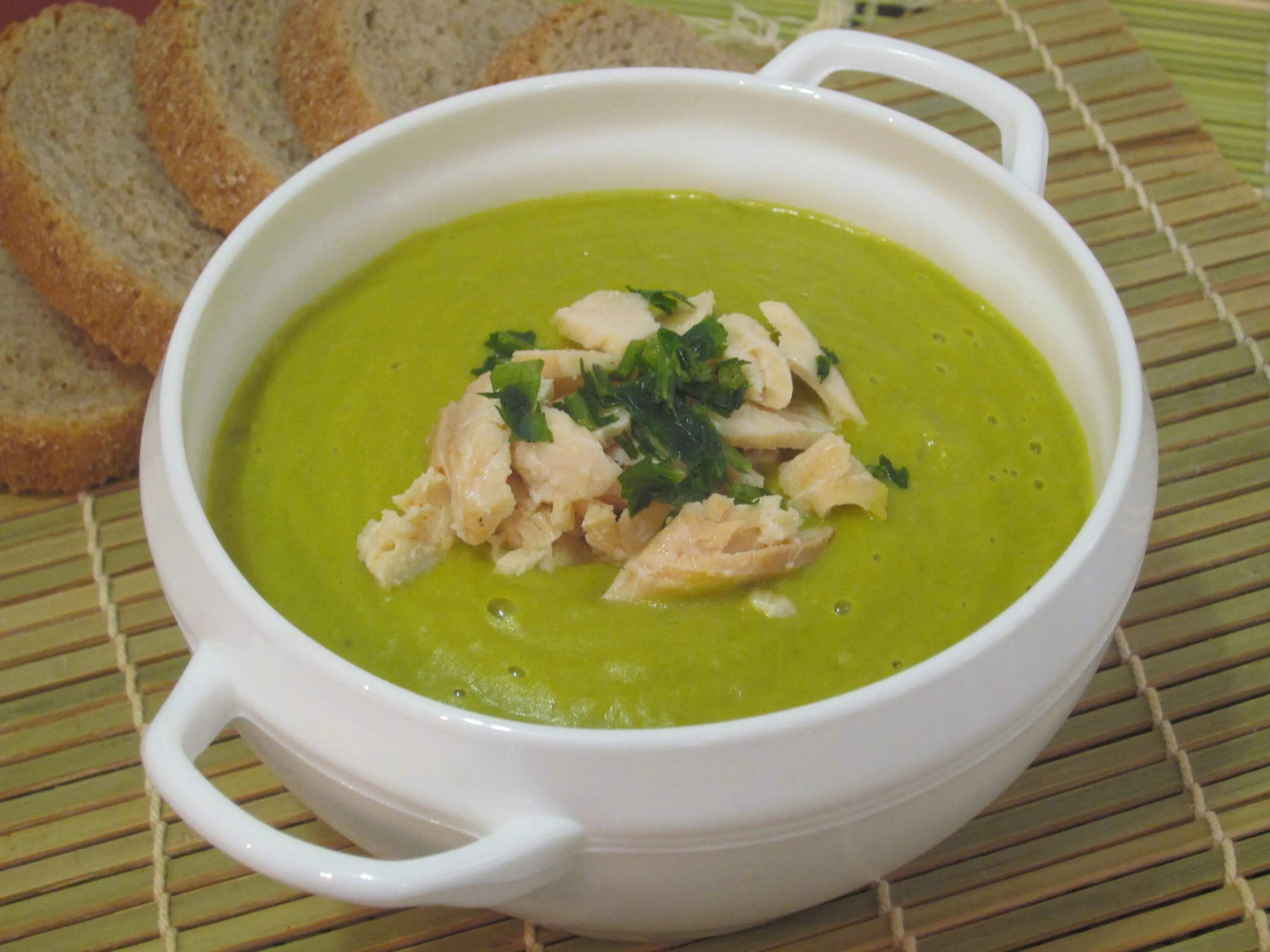 Суп пюре. Суп пюре из овощей. Суп пюре горошек. Суп пюре из зеленого горошка.