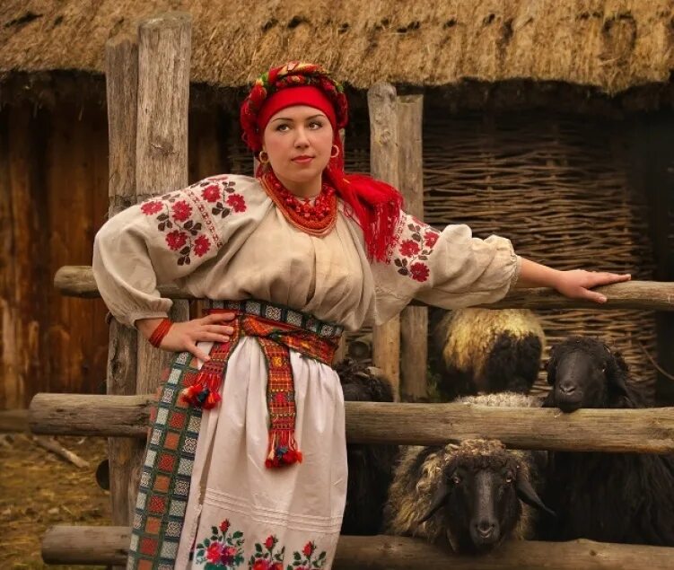 Украинское домашнее разговоры. Украинский национальный костюм. Украинский костюм женский. Украинская Национальная одежда. Украинская девушка в национальном костюме.