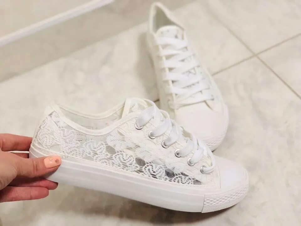 Белые кеды. Белые кеды женские адидас ажурные. Кеды adidas женские белые ажурные. Кружевные кеды. Кеды с кружевом белые.