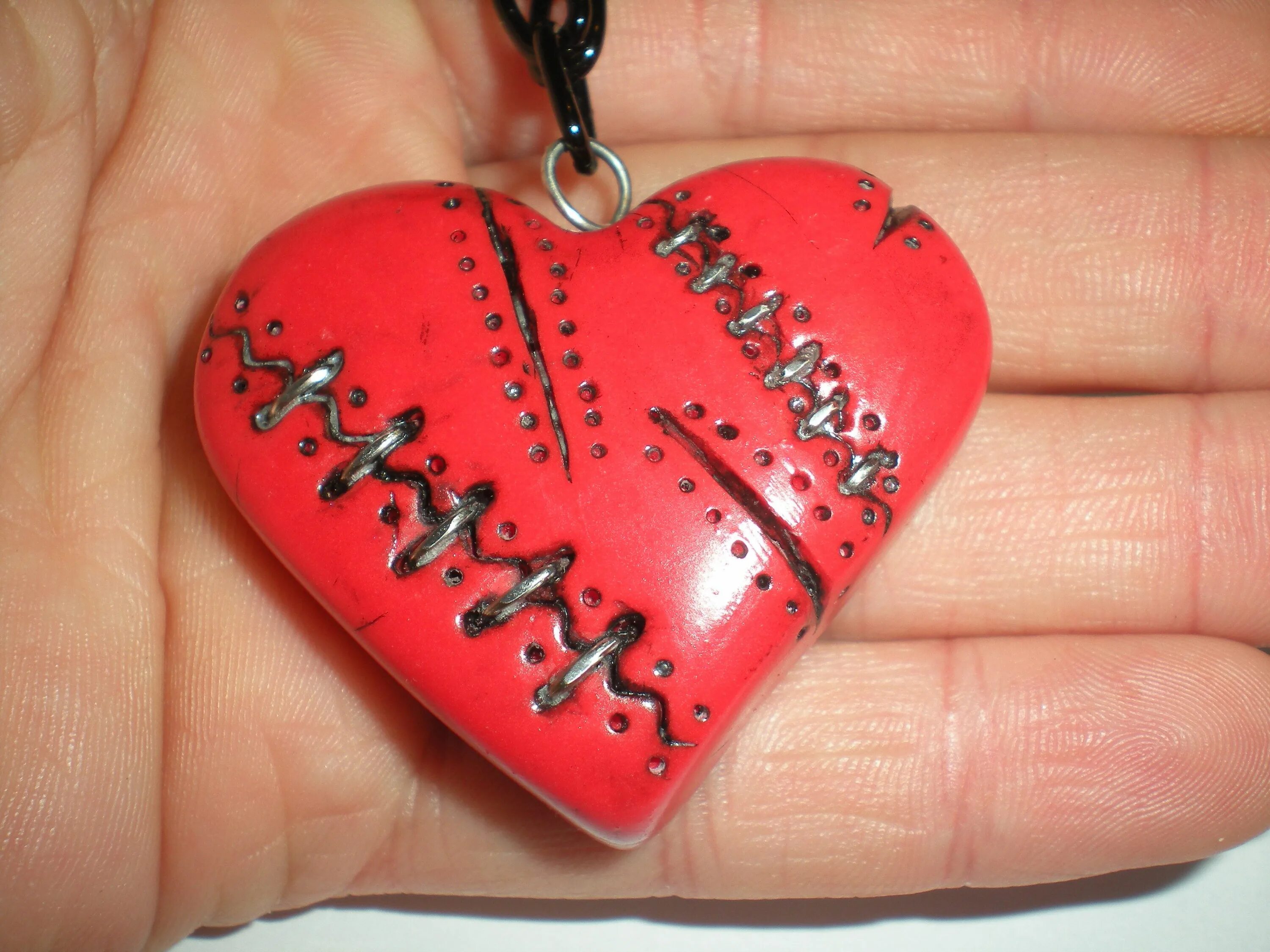 сердечко из полимерной глины. кулон сердце из глины. глиняное сердце. глиняное сердце. кулон сердце из глины.