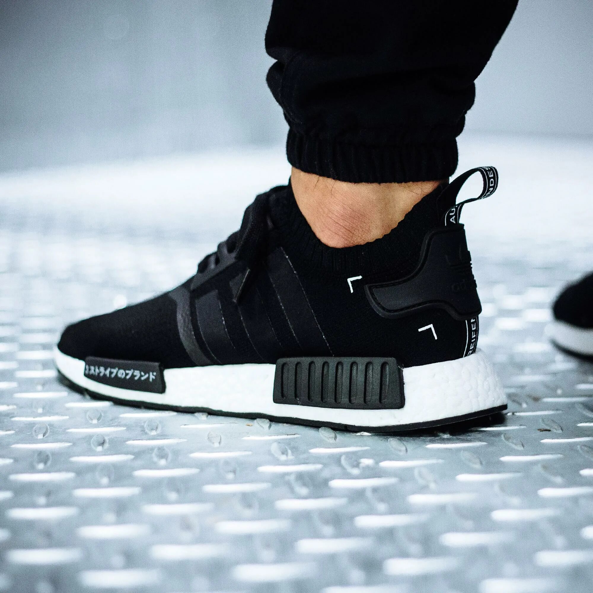 Adidas Originals NMD r1. Adidas NMD r1 черные. Adidas NMD r1 Black White. Adidas Originals NMD r1.v2 Black. Кроссовки adidas nmd