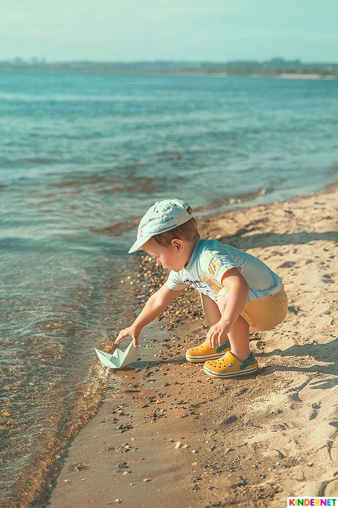 Малыши голопопики. Детская фотосессия на море. Мальчик у моря. Мальчик с корабликом. Мальчик запускает кораблик