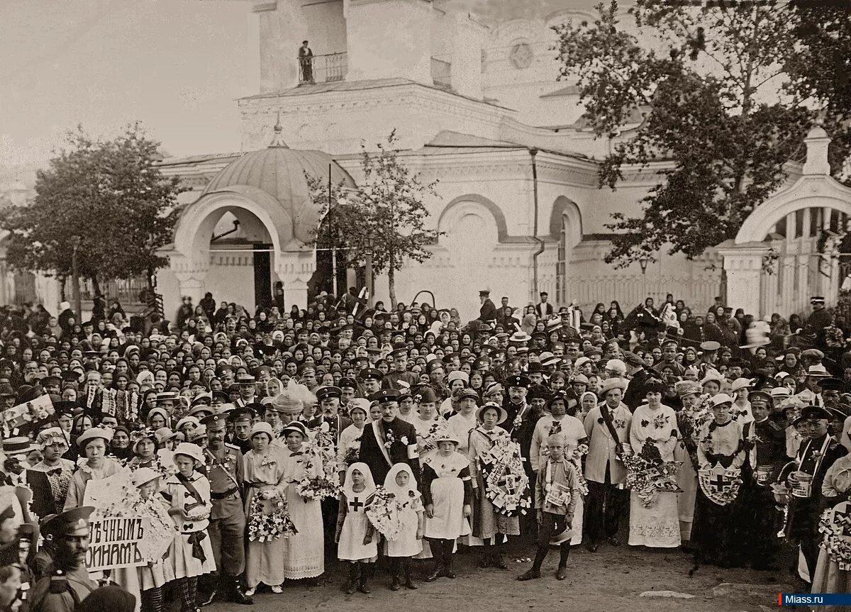 Церковь до революции. Петропавловский храм миасс. миасский завод петропавловский храм. старый миасс петропавловский собор. царская россия церковь.