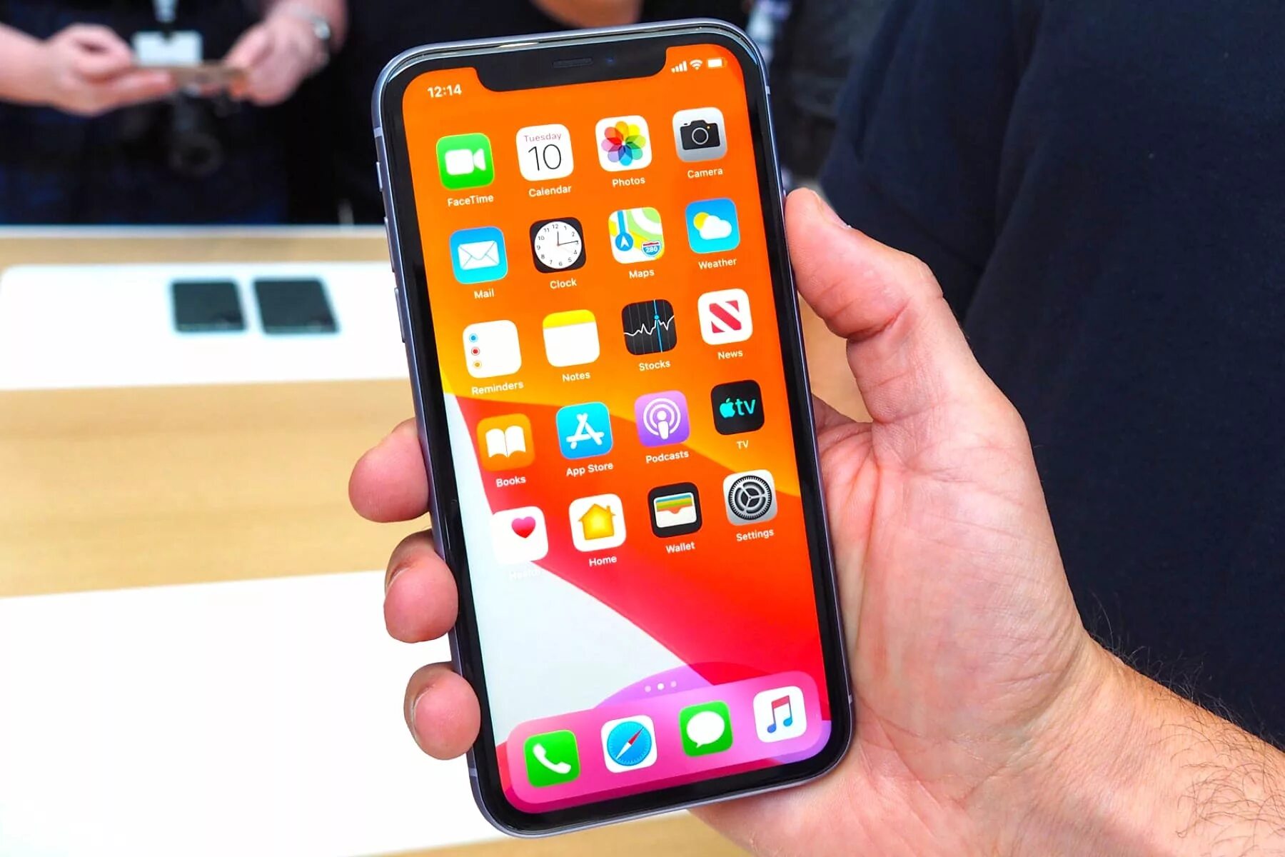 Iphone 13 or samsung. Apple iphone 11. Апл 11. Включи 11 2. Включи 11 2.