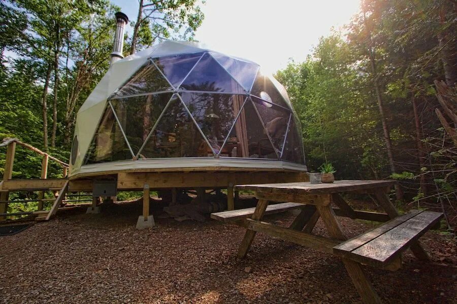 Вигвам для кемпинга. Туристический лагерь в лесу. Палаточный лагерь в лесу. Глэмпинг смородина карелия. Походный лагерь в лесу.