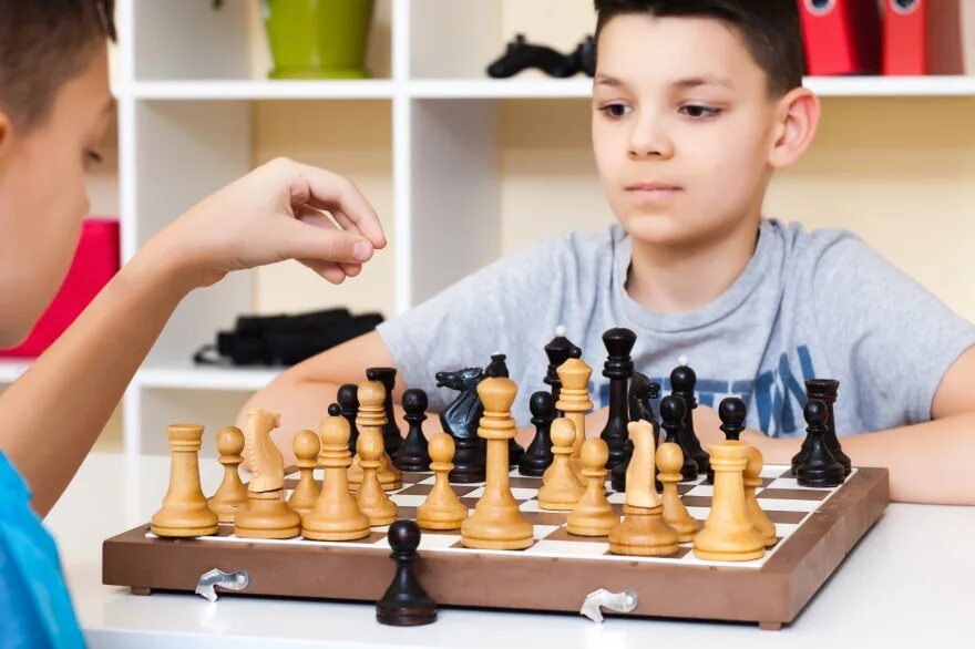 We like playing chess. Шахматы для детей. Дети играют в шахматы. Кружок шахматы. Ребенок шахматы Сток.