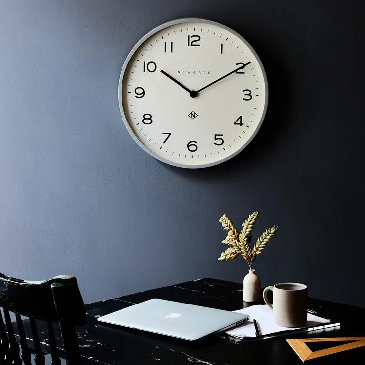 The clock is the desk. Интерьер с часами для фотошопа. clock on the wall. фоны интерьеров с часами для фотошопа.