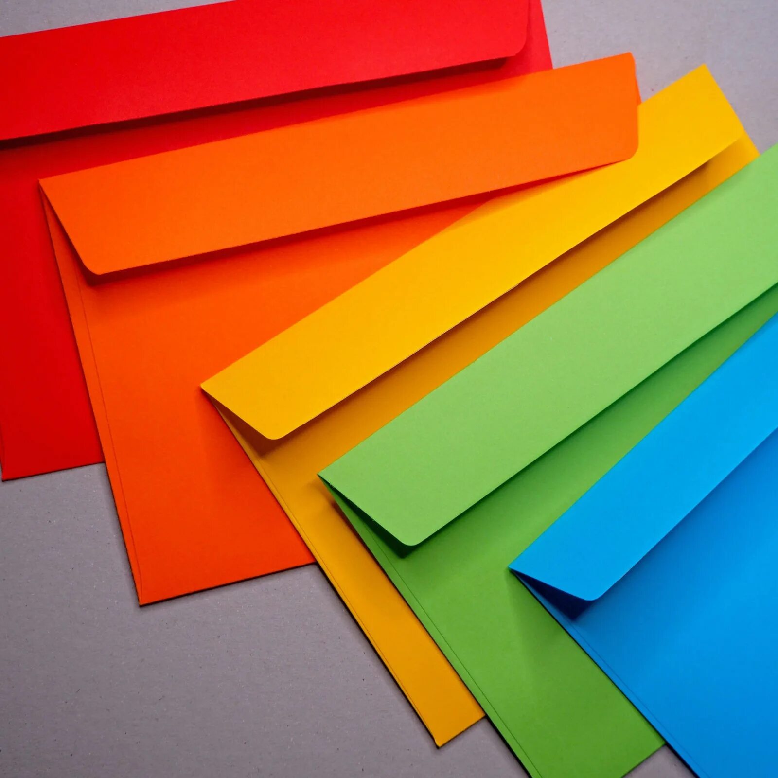Бумага конверты купить. Конверт бумажный цветной. Разноцветные конверты. Цветная бумага для конвертов. Конверт с6 цветной.