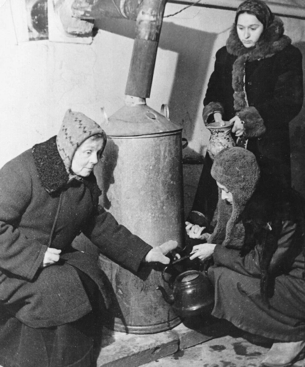 Печь буржуйка ленинград. Печка буржуйка блокада ленинграда. Буржуйка в блокадном ленинграде. Блокадная печка. Блокадная печка.