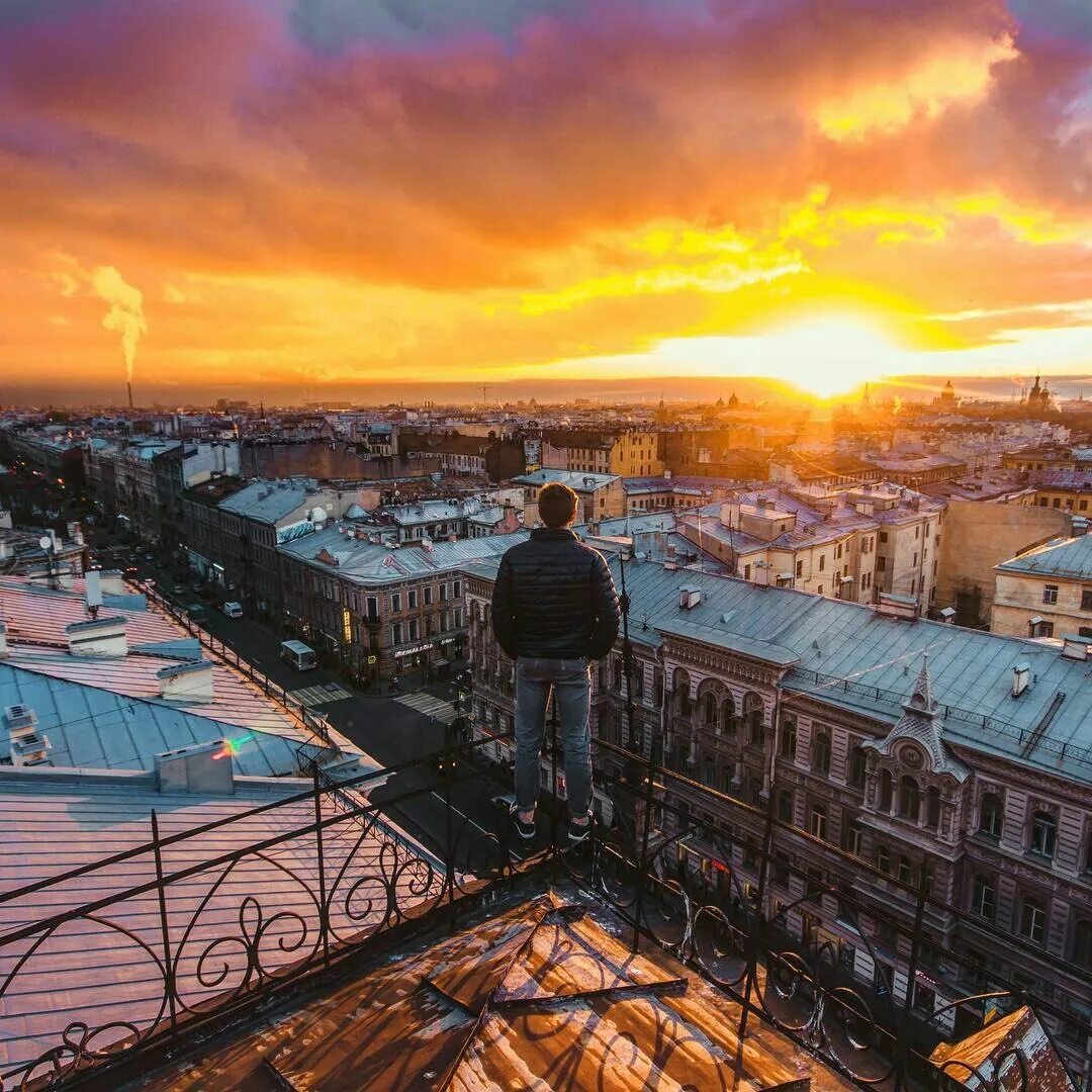 Встречал закаты на крыше. Крыши Питера. Вид с крыши закат. Питер закат крыши. Закат в городе с крыши.