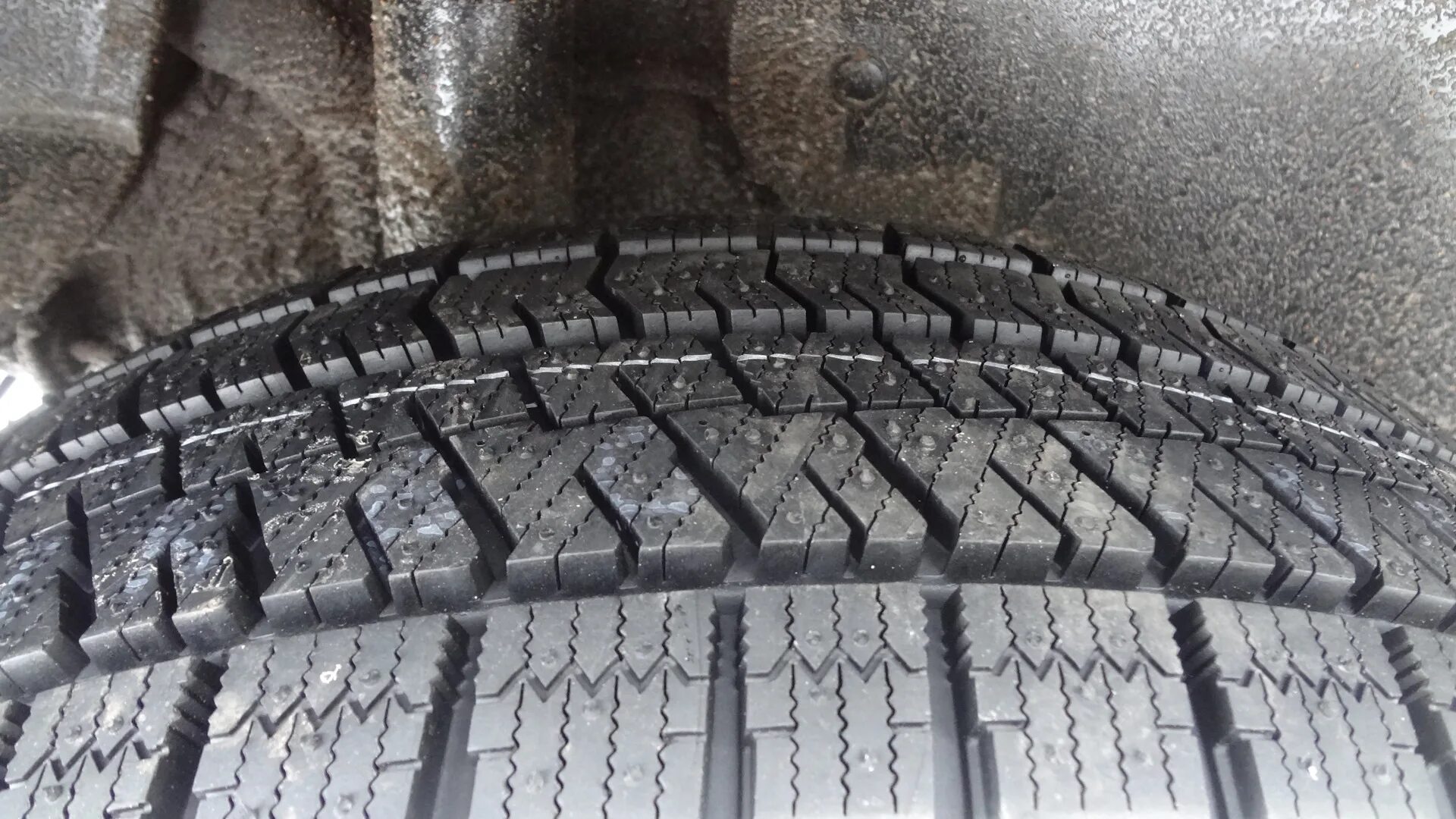 Близак айс. Bridgestone Blizzak Ice. Bridgestone Blizzak 2014 года. Bridgestone 185/65r15 92t XL Blizzak Ice TL. Бриджстоун близак липучка 14.