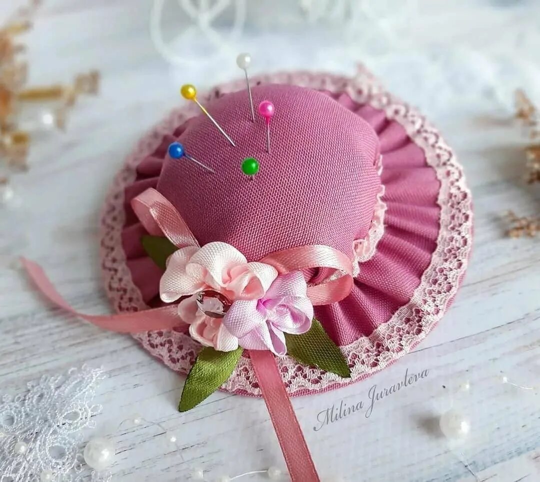 Реклама игольницы. Игольница &quot;шляпка&quot;. красивые игольницы. необычные игольницы. игольница из ткани.