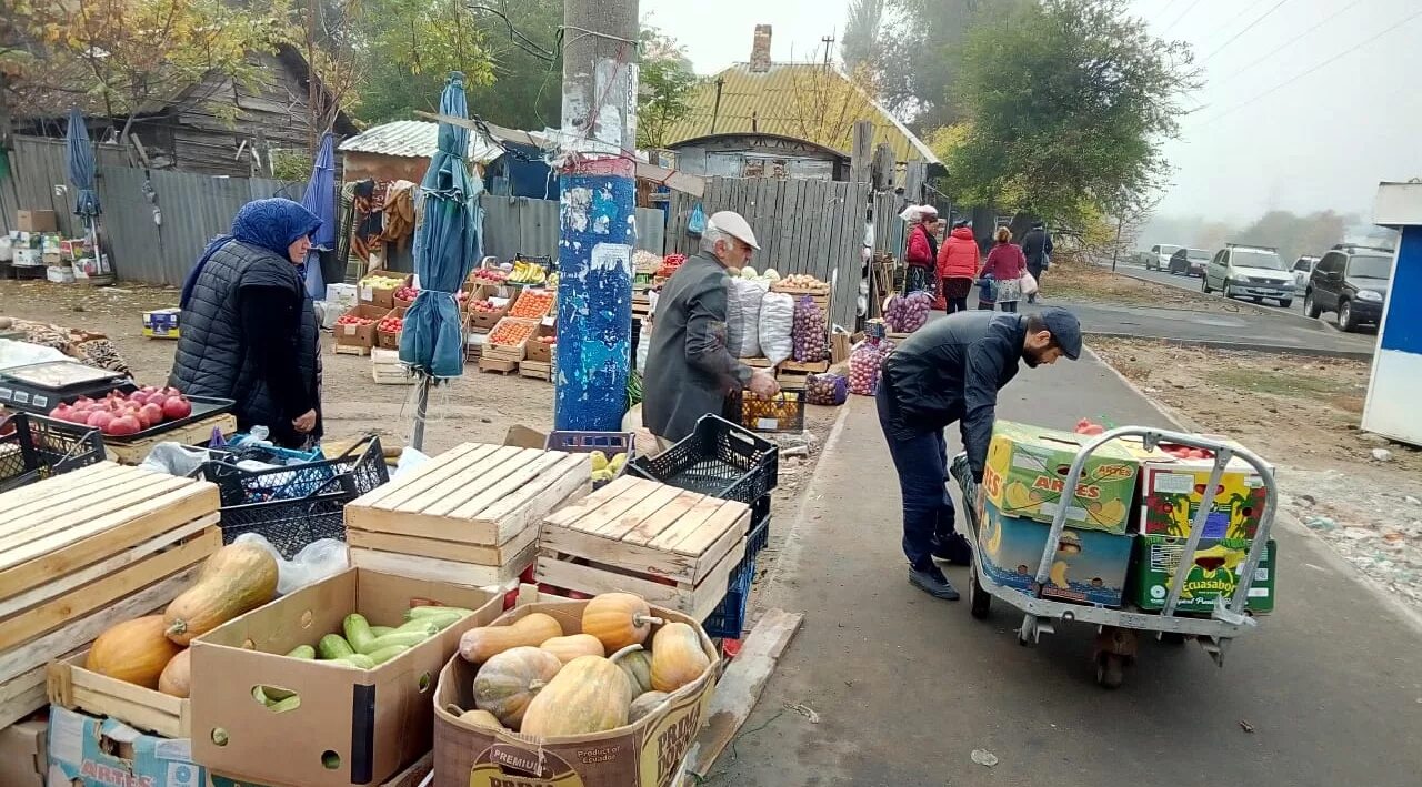 Астрахань базар большие исады. Торгаш на рынке. Рынок большие исады. Большая новость рынок. Большие исады астрахань.
