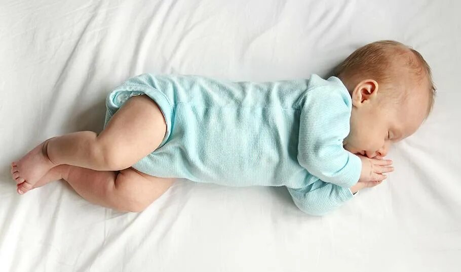 Грудничок во сне запрокидывает голову назад. Запрокидывание головы во сне. Ребенок спит на боку 2 месяца. Ребёнок спит запрокинув голову. Ребенок спит на боку.