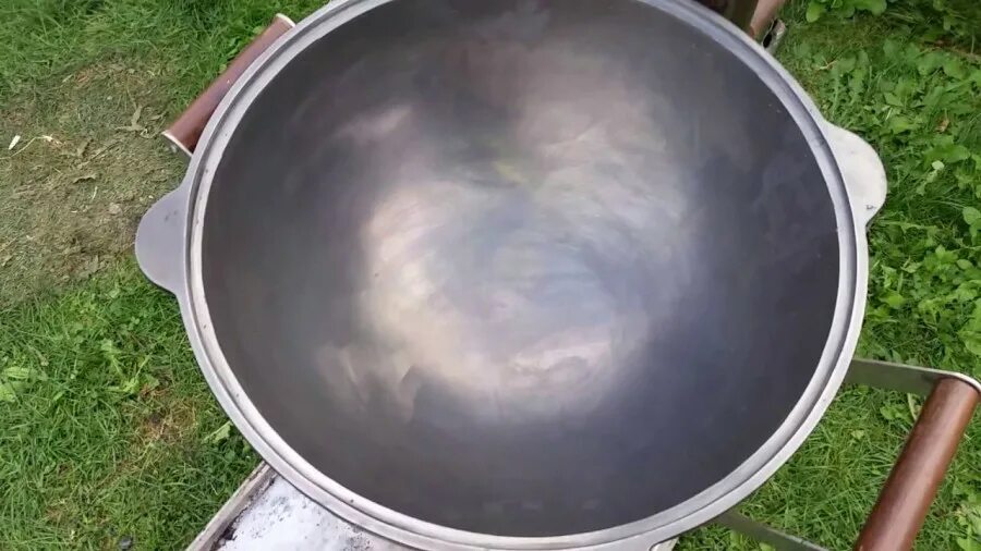 Ржавеет чугунный казан. Казани ржавчина. Чугунный казан заржавел. Чугунный казан поржавел. Прокаленный казан.