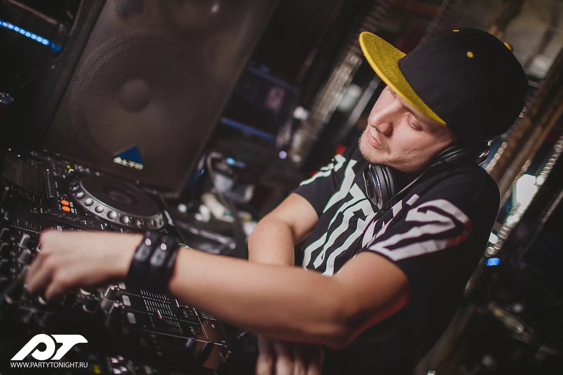 Tiesto club life 741. Диджеи г. Диджей лета. Tiesto. Диджей лета.