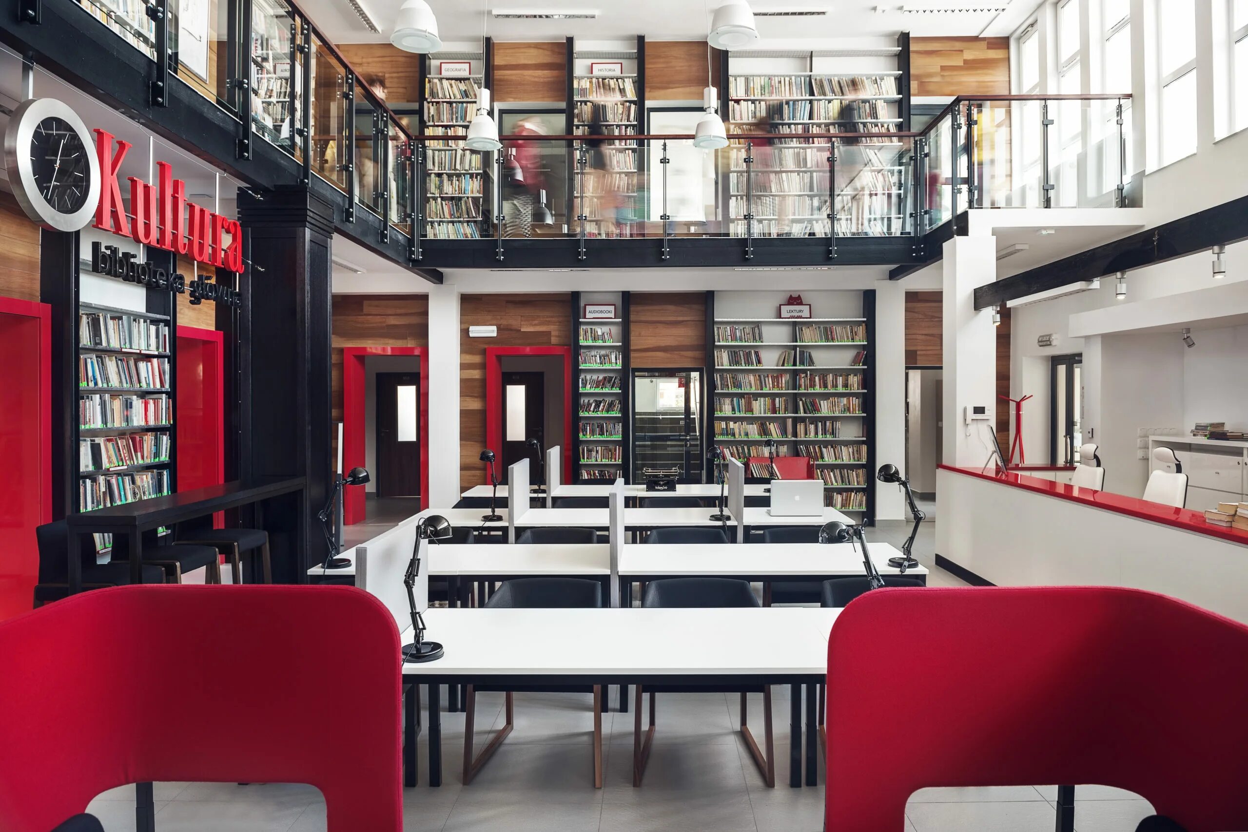 Румя 1 ые. Современная библиотека. Библиотека в красных тонах. Библиотека в Польше. Пол в библиотеке.