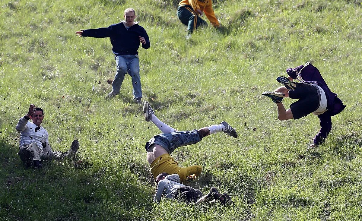 Куперсхилдская сырная гонка, Англия. Cooper`s Hill Cheese-Rolling. Куперсхилдская сырная гонка (Брокворс, Англия). Сырная гонка на Куперс-Хилл. Катиться кубарем