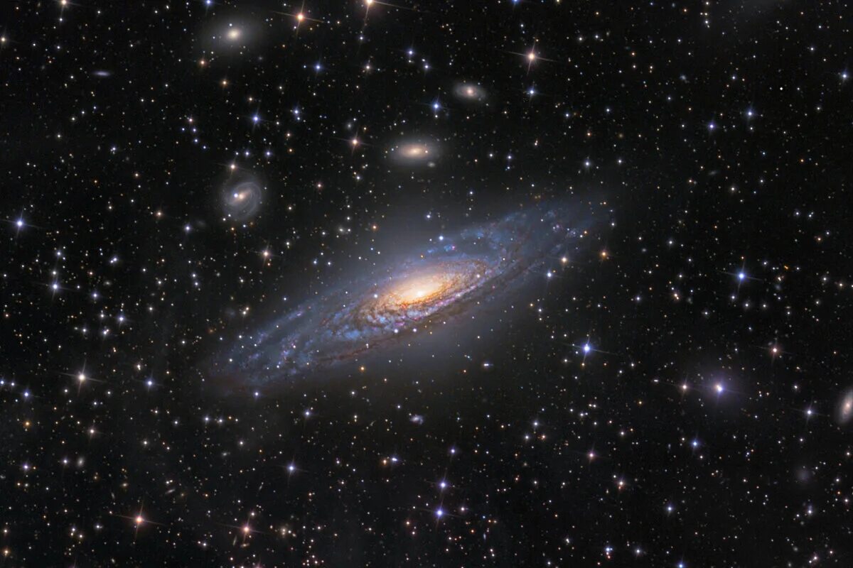 Далекие звезды от земли. Галактика xmm 2599. Фото космоса в высоком качестве.