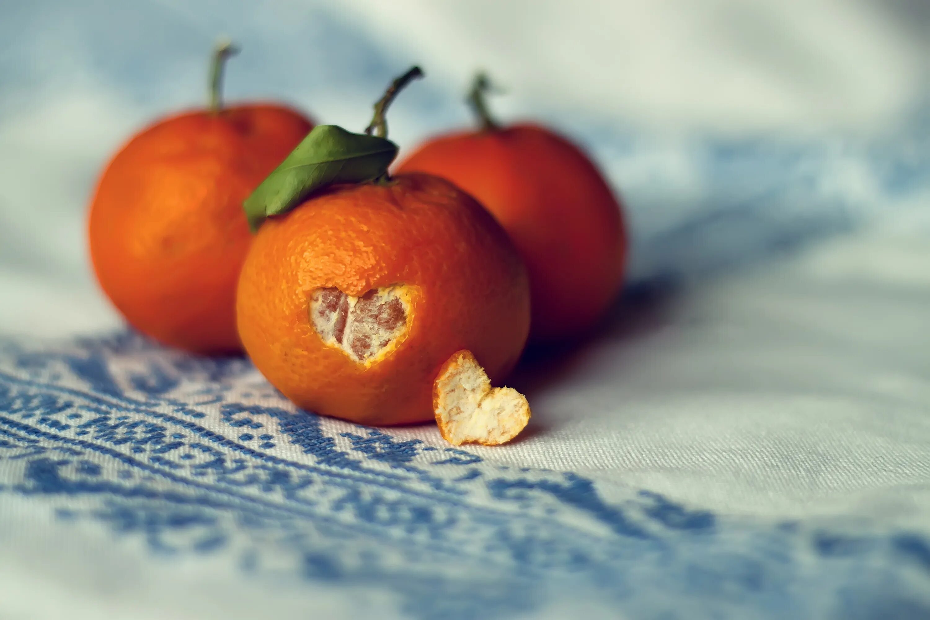 Two oranges. Мандарин. Мандарины новый год. Мандарины на столе. Апельсин и мандарин.