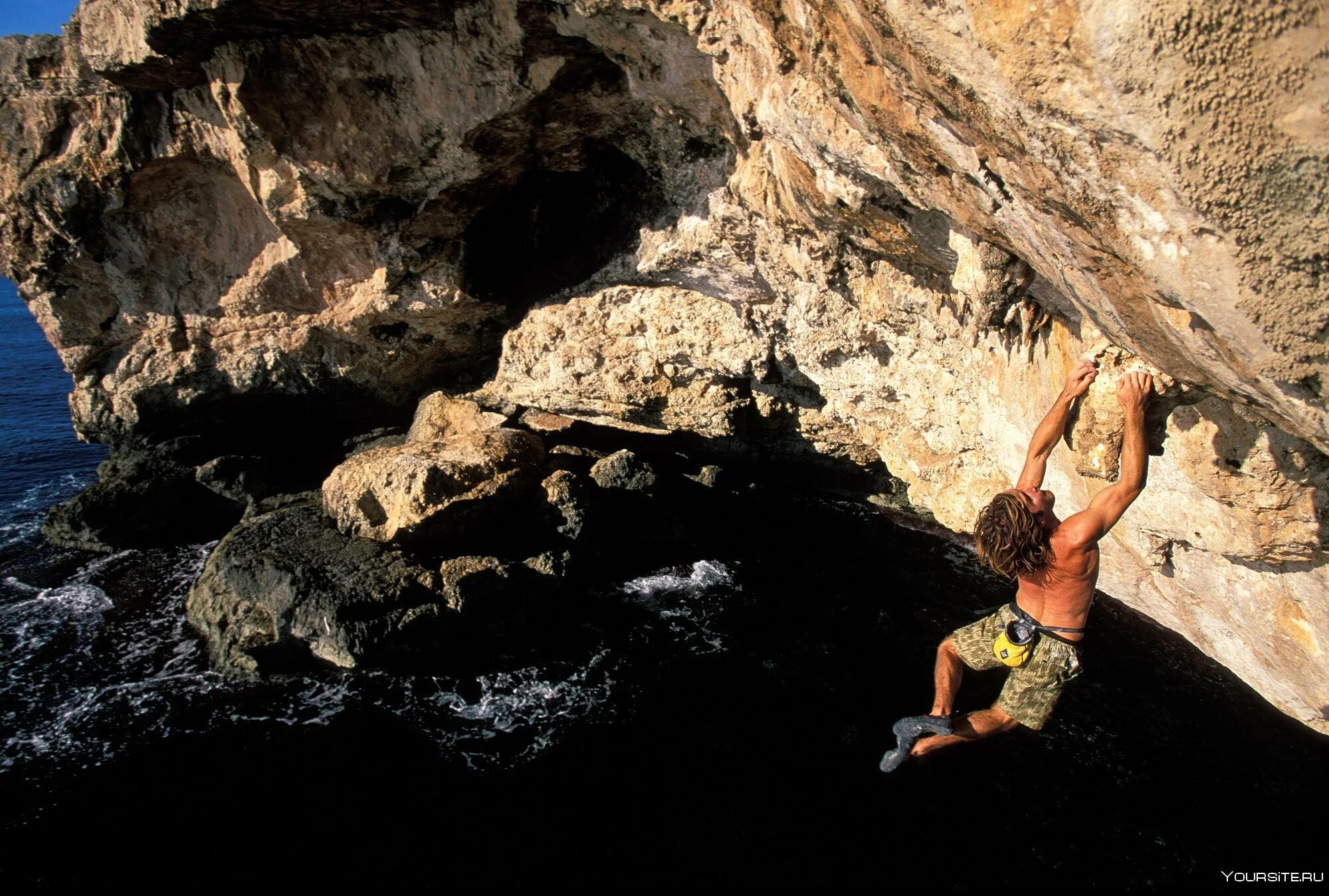На скалу набрасывались яростные. Скала альпинист. Горный туризм. Человек над пропастью. Алекс хоннольд скалолаз.