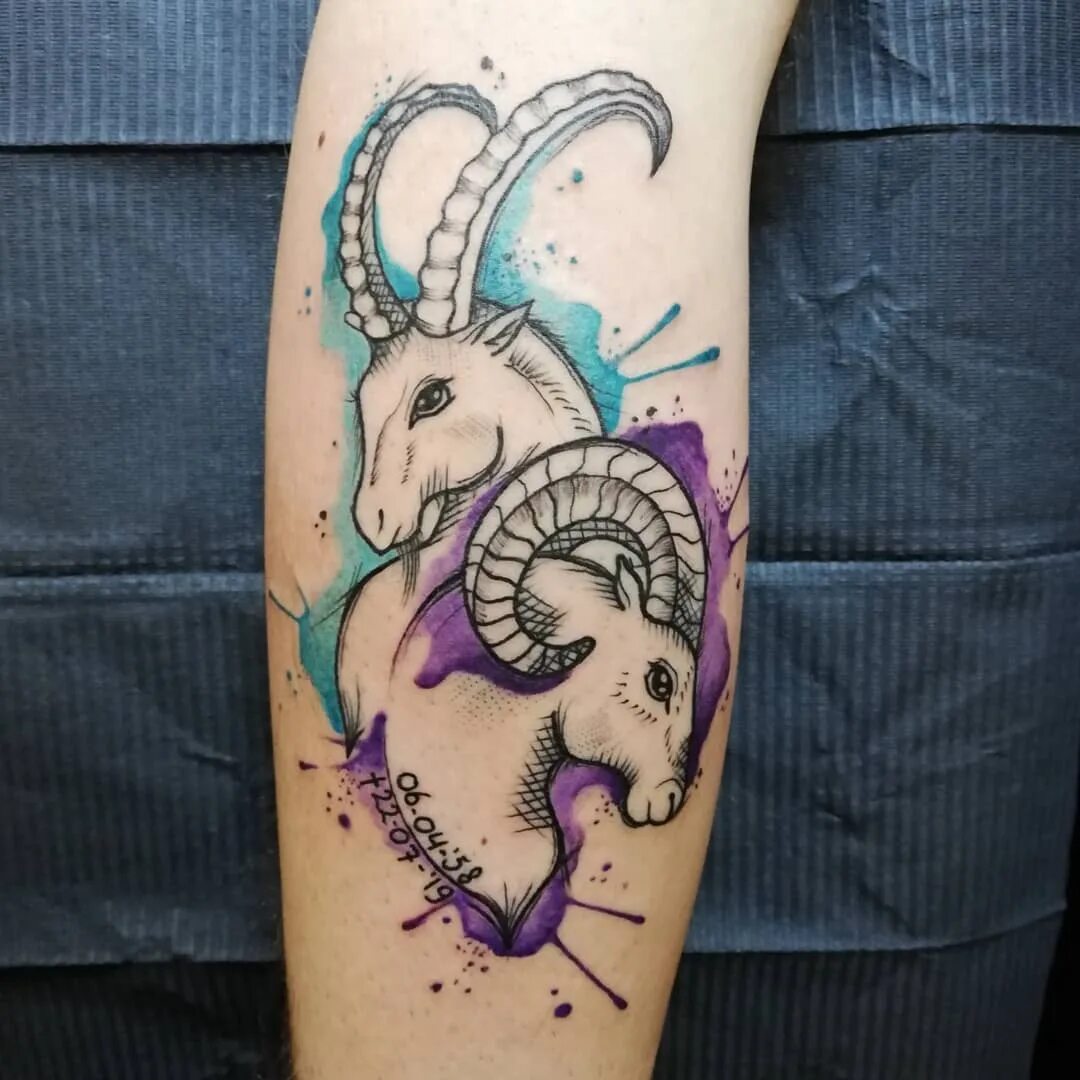 Татуировка козерог. Тату козерог. Тату козерог маленькая. Тату цветная козерог для мужчин. Capricorn tattoo козерог.