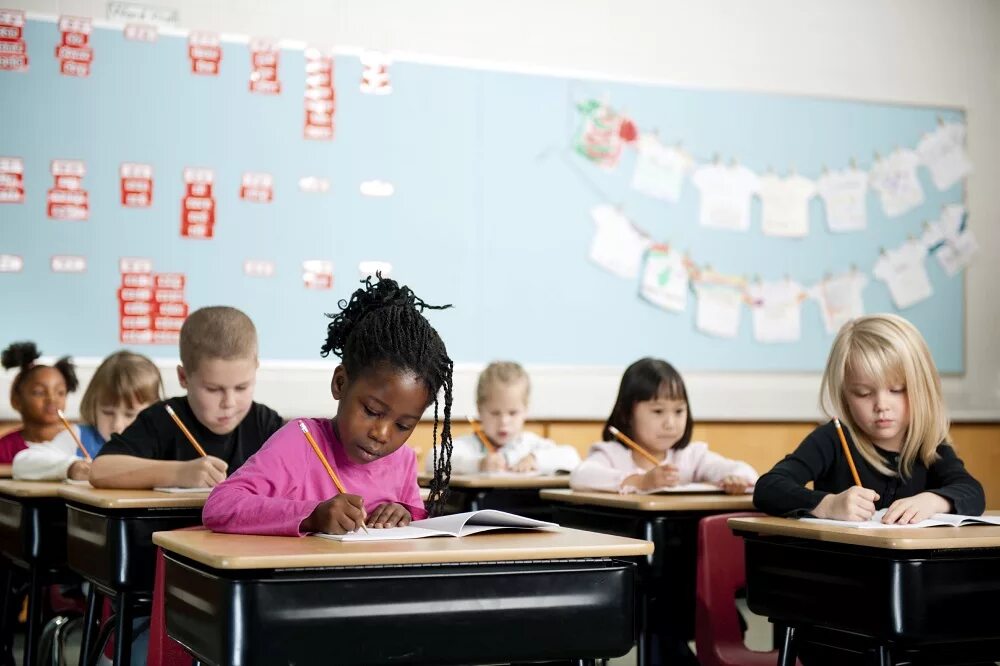 До скольких лет учатся в школе. Праймари скул в англии. primary school в великобритании. начальная школа в великобритании. дети в американской школе.