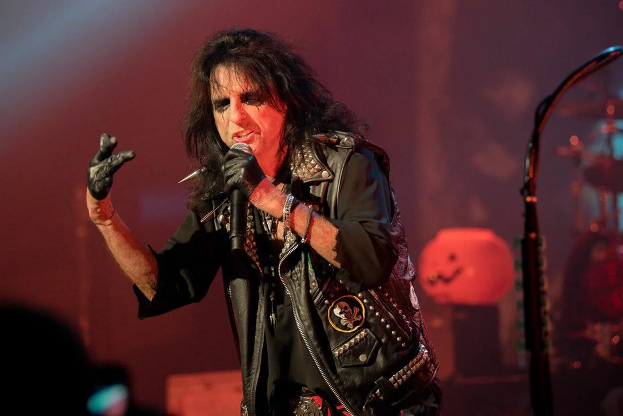 Alice Cooper. Alice Cooper группа. Рок музыкант Элис Купер. Alice Cooper brutal Planet 2000.