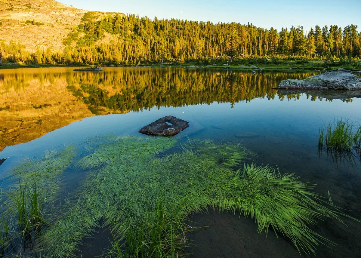 Озеро в юго восточной части сибири. Лабаз (озеро). Озеро Убинское. Озеро лабаз Красноярского края. Сибирь озеро корчег.