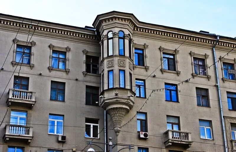 Дом маршалов в москве. Сталинский ампир тверская. сталинской ампир на тверской-ямской. двухэтажки сталинский ампир. фасады сталинских домов.