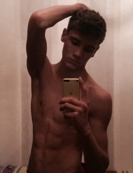 русские парни. селфи мужчин в ванной. мужчина моется в душе. янго торс. парни в душевой.