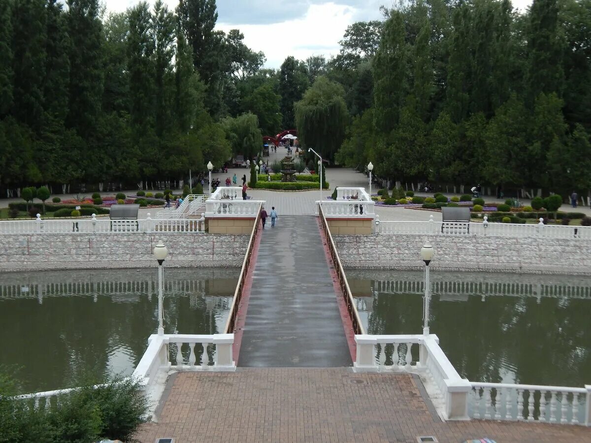 Черкесск парк зеленый остров. Центральный парк Черкесск. Черкесск зеленый остров набережная. Черкесск достопримечательности парк зеленый остров. Зеленый парк черкесск