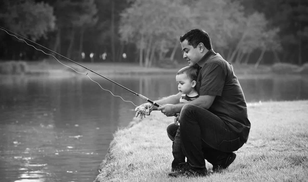 Мужчина рыбачит. Рыбалка семейные фото красивые. Отец природы. Daddy's Fishing.