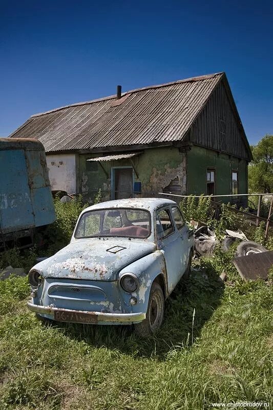 Скорость по деревне на машине. Черноусово музей ретро автомобилей в Тульской области. Красинец музей авто-СССР. Деревенские машины. Заброшенные автомобили.