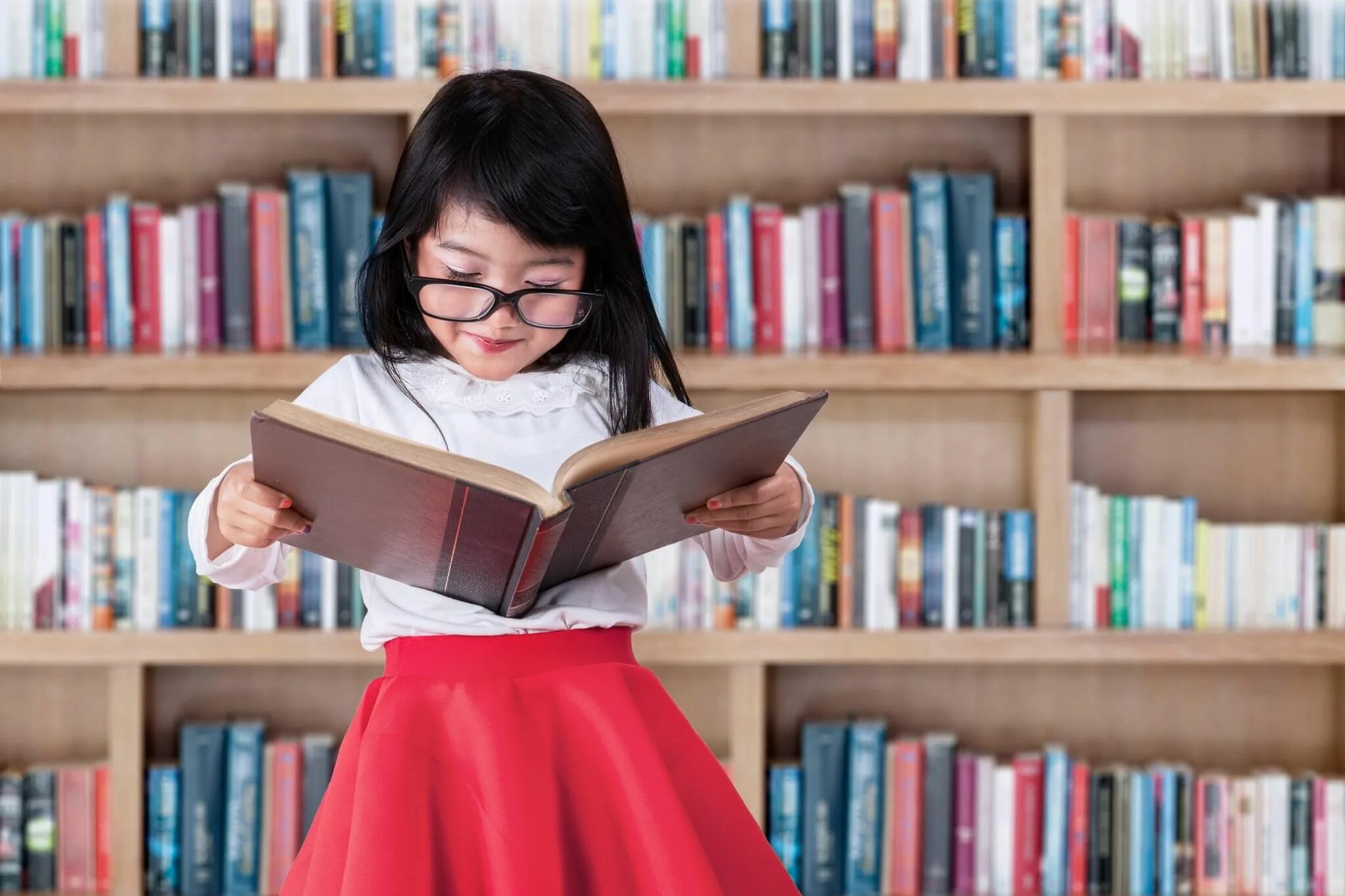 Читать книгу чтение книги. Девочка с книжкой. Дети в библиотеке. Читает книгу. Девушка в библиотеке.
