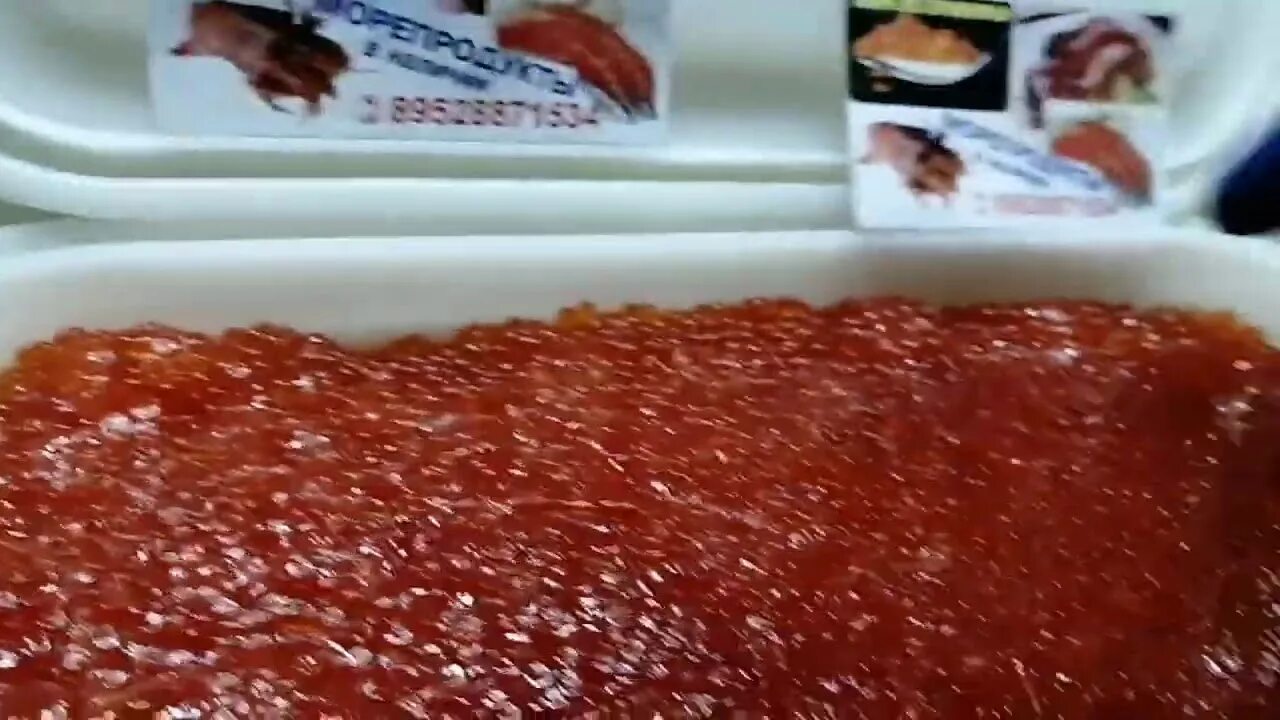 Кета кижуч икра. Камчатка икра кижуч. икра кижуч камчатские крабы. купается в красной икре.