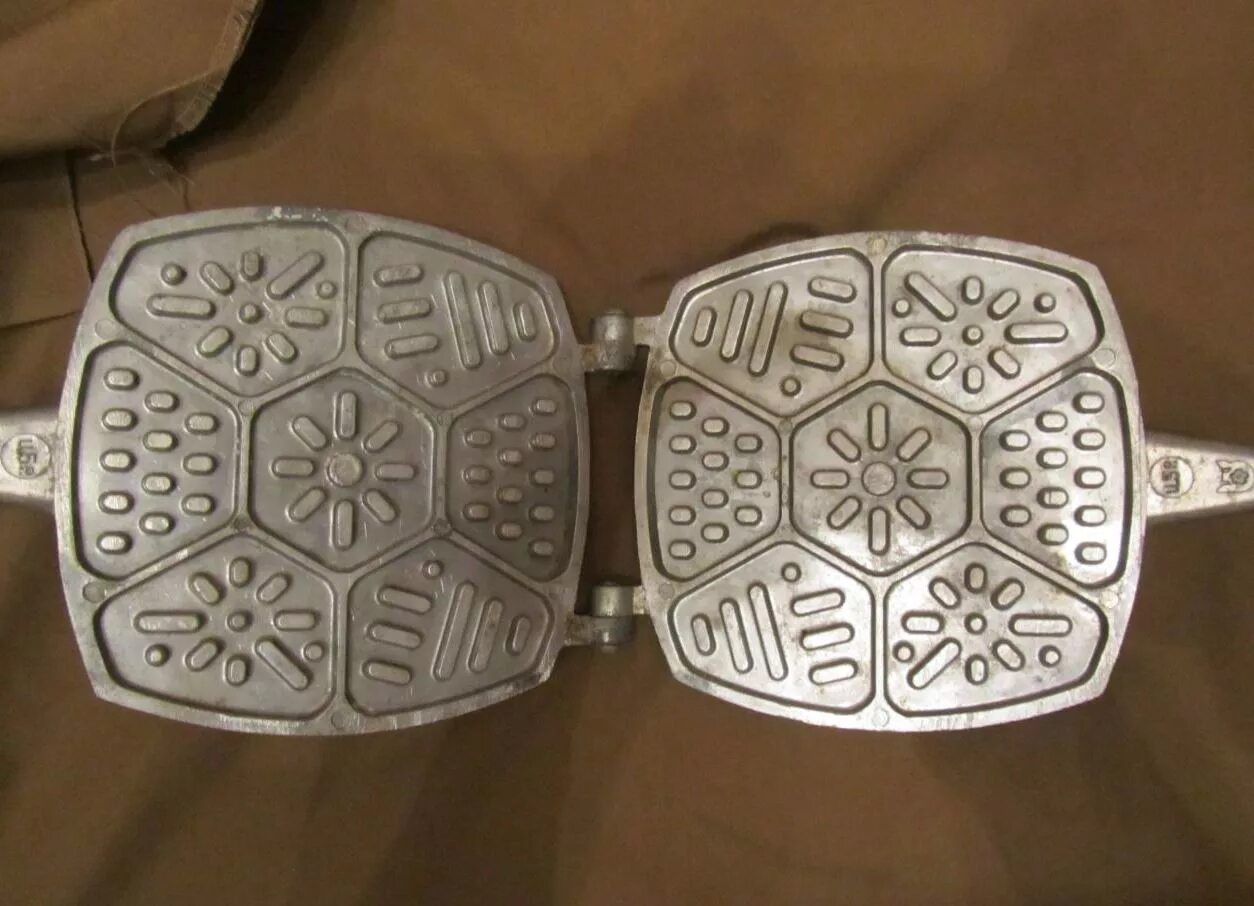 Вафельница олимпийский мишка. Формочки для орешек советские. Советские формы для выпечки. Советские формы для выпечки. Советские чугунные формы для выпечки.