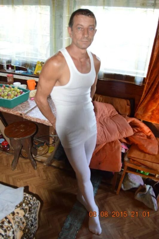 Переодетые в женскую одежду. Парень переоделся в женское. Переоделся в женское платье. Домашнее фото мужчин в женском. Домашние фотосессии парней в женском.