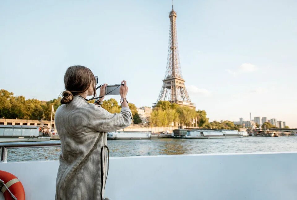 Туризм. Башня путешественница. Путешественница с чемоданом. Блондинка в париже. Девушка путешествует.